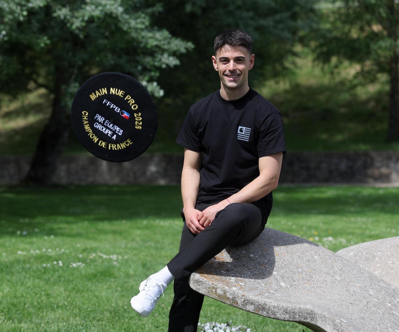Iker Espinal, en la Ciudadela con la txapela de campeón de Francia volando a su lado.