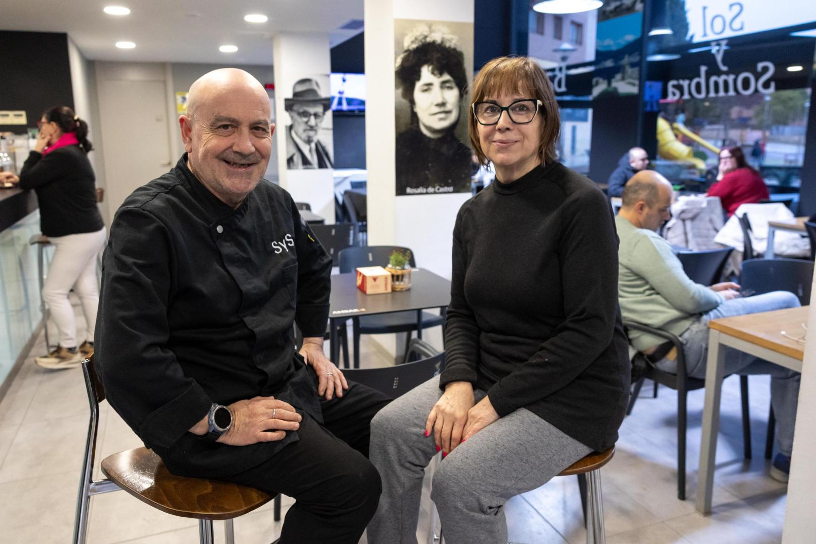 Domingo Álvarez Pérez y María Jesús Montoya Sueiro, en el interior de su Café-Bar Sol y Sombra de Tudela
