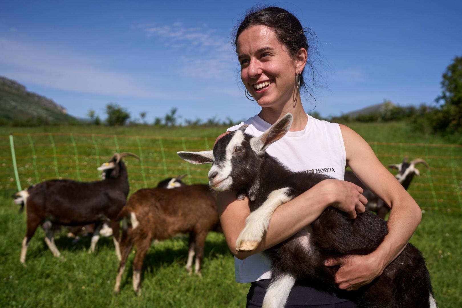 Irati Campion Lezaun, con una de sus cabras en una de las praderas donde las alimenta