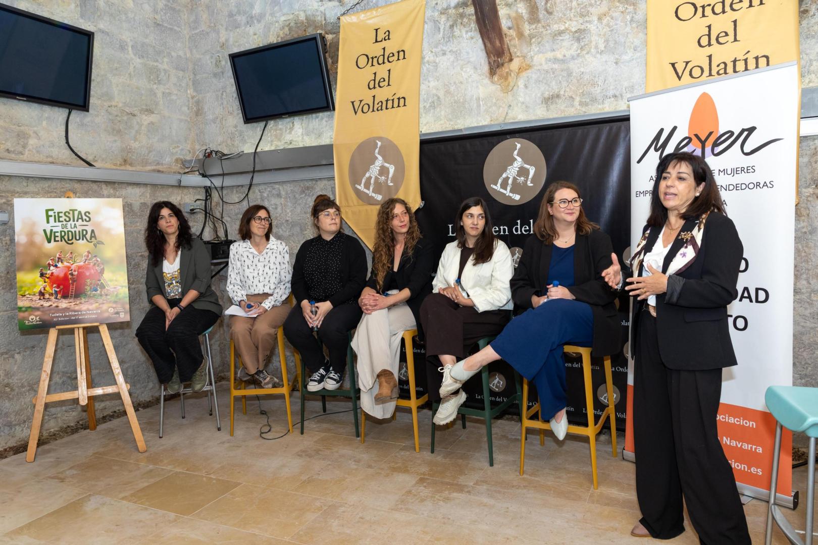 De izda. a dcha.: Beatriz Marchite Litago (Cebollas Marchite), Beatriz Preciado Biurrun (INTIA), Irantzu Bermejo Ruiz (Agronomía Bermejo), Sara Samanes Alba (Importaciones Samanes), Andrea Urzaiz Huguet (Aceites Artajo), Leyre Urtasun Izquierdo (CNTA), y la moderadora de la mesa redonda, Mari Carmen Garde Segura, periodista de Diario de Navarra, durante la mesa redonda celebrada en la sede de la Orden del Volatín de Tudela