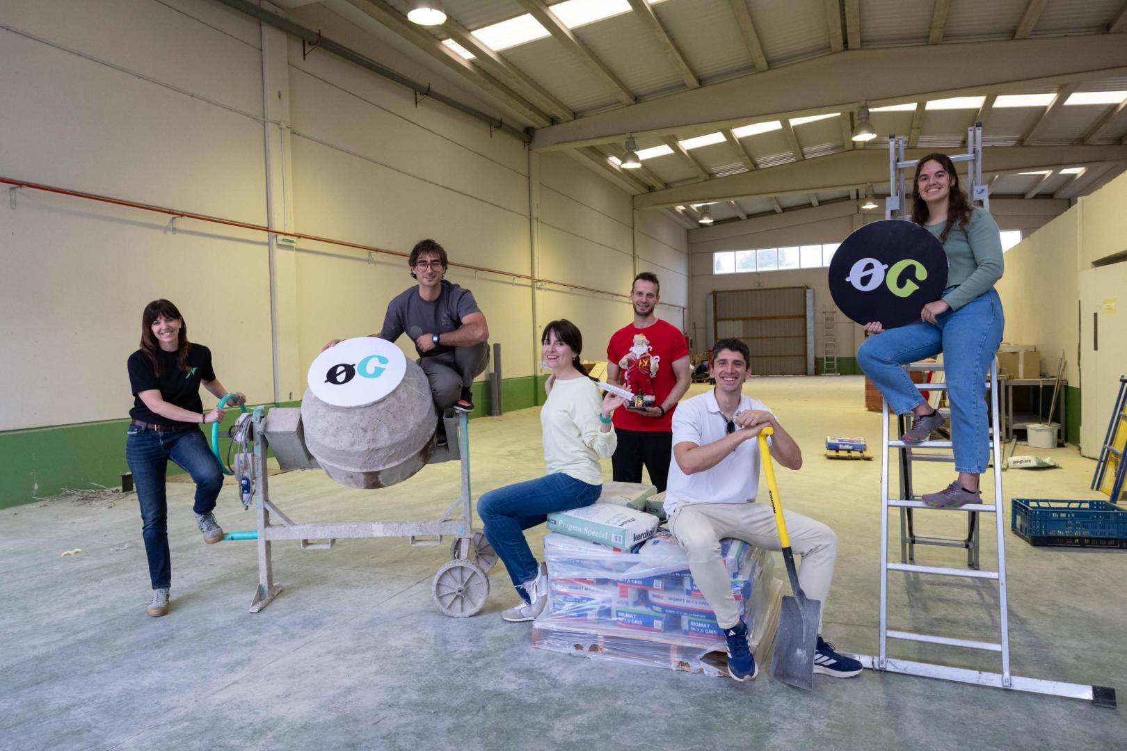 De izquierda a derecha: Laura Carlota Álvarez Asiáin, Ignacio Martínez Torcal, Elsa Barrero Álvarez, Óscar Munuera Jiménez, Álvaro Jurado Ferrer, y Ainhoa Villafranca Martínez, en el interior de la nave que acogerá el futuro complejo de rocódromos ZeroG que se inaugurará el  próximo mes de septiembre