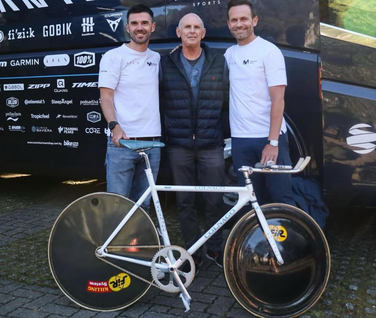 Tony Rominger, en el centro, con Iván Velasco (izda) y José Joaquín Rojas (dcha) en el bus del Movistar Team en Romandia.