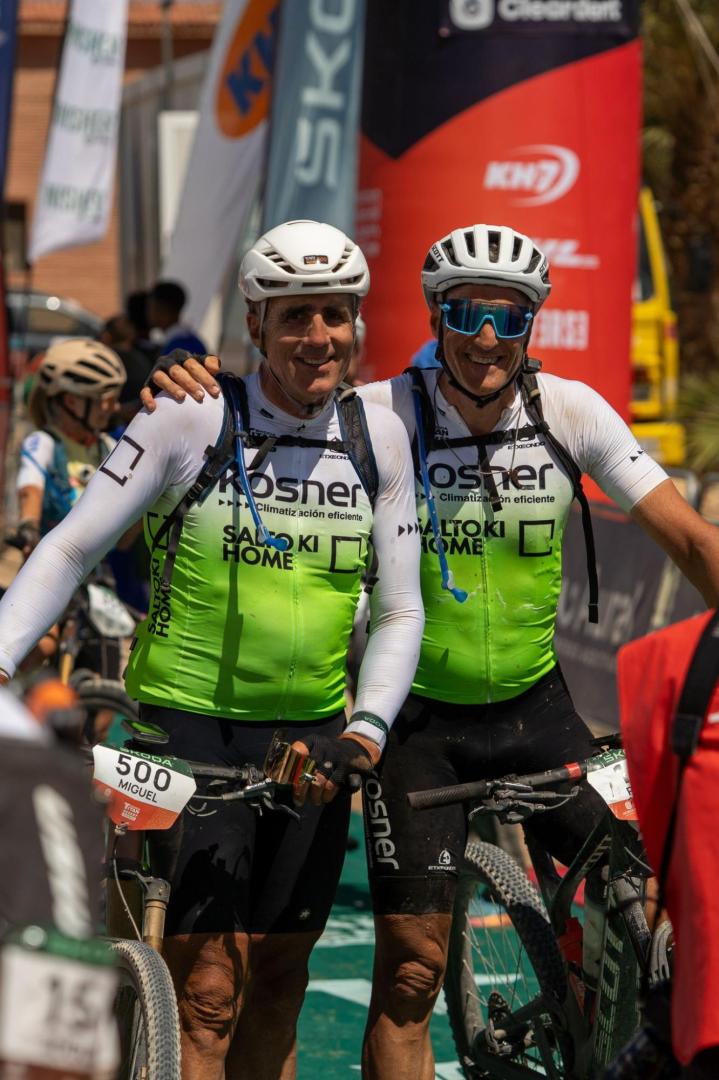 Miguel y Pruden Induráin, en la meta de la Titan.