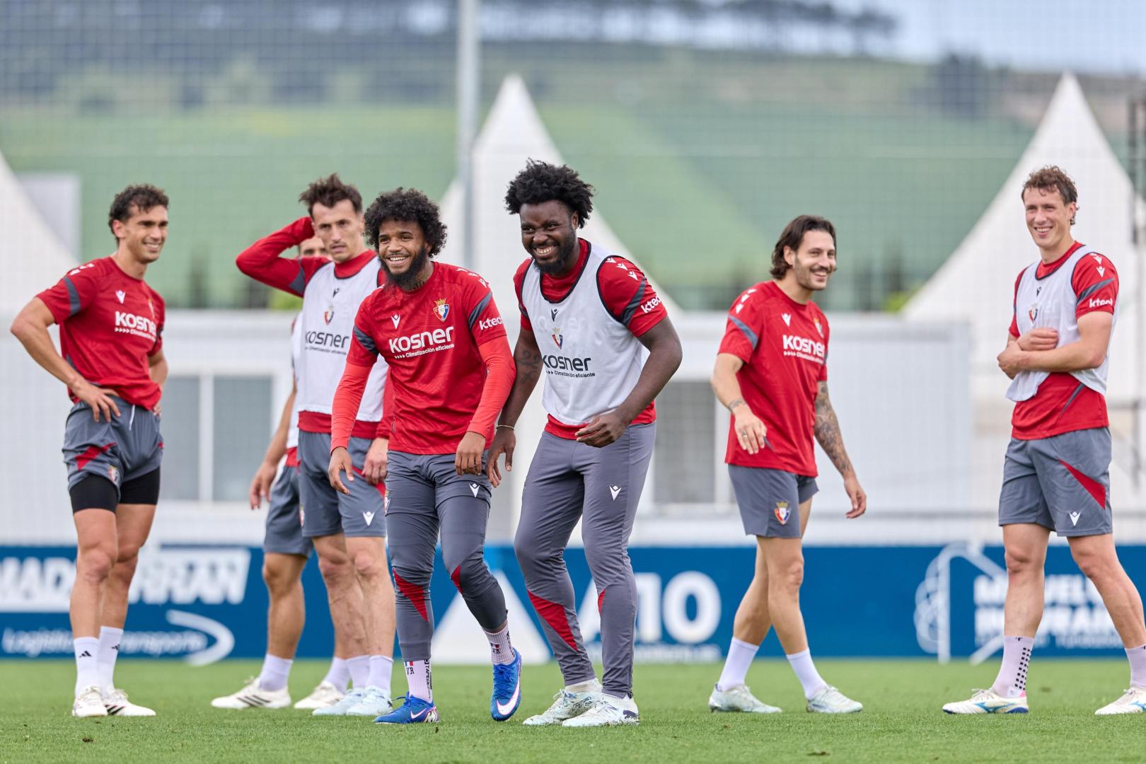Sonrisas en un momento de la sesión de ayer, con Rosier y Boyomo en el centro de la imagen