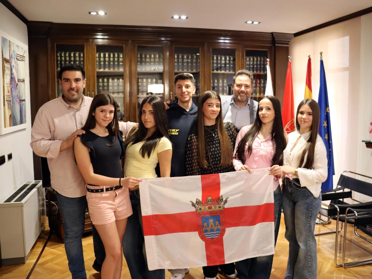 De izquierda a derecha: Martín López (concejal de Juventud del Ayuntamiento de Tudela), Ana Vázquez, Daniela Escudero, Javier Vidorreta, Alba Garnica, Alejandro Toquero (alcalde de Tudela), Sara Pagán, y María Palacios