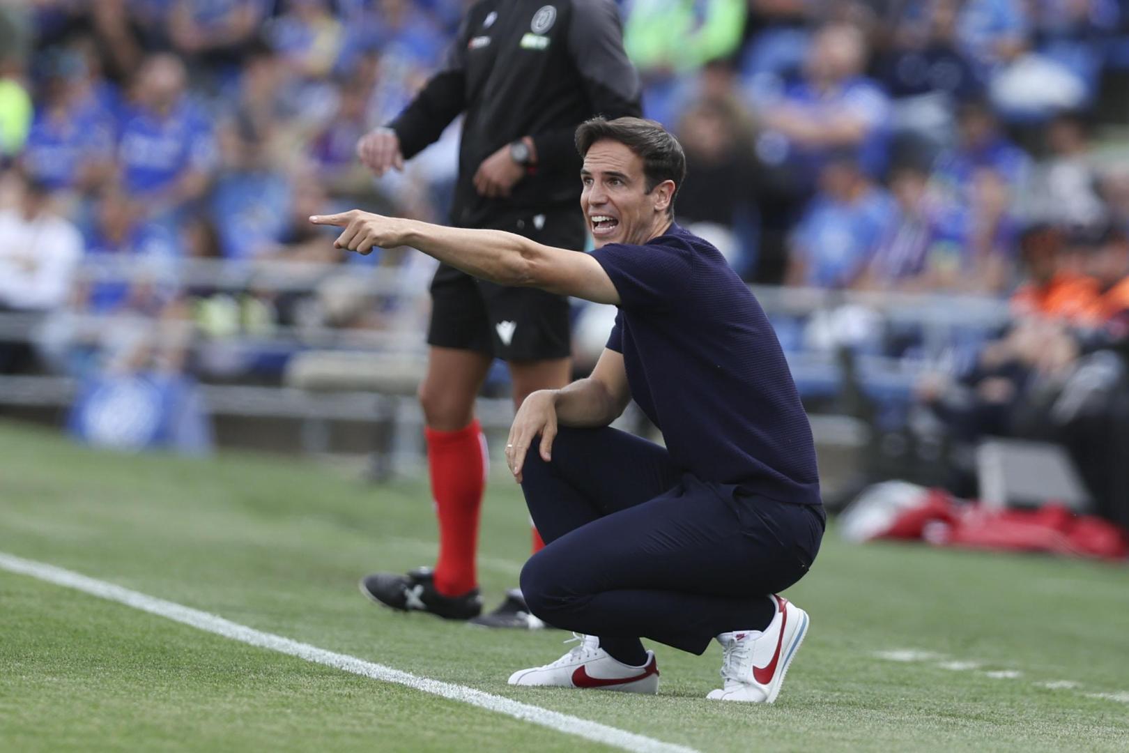 El entrenador del Rayo Vallecano Iñigo Pérez durante el partido de la jornada 34 contra el Getafe