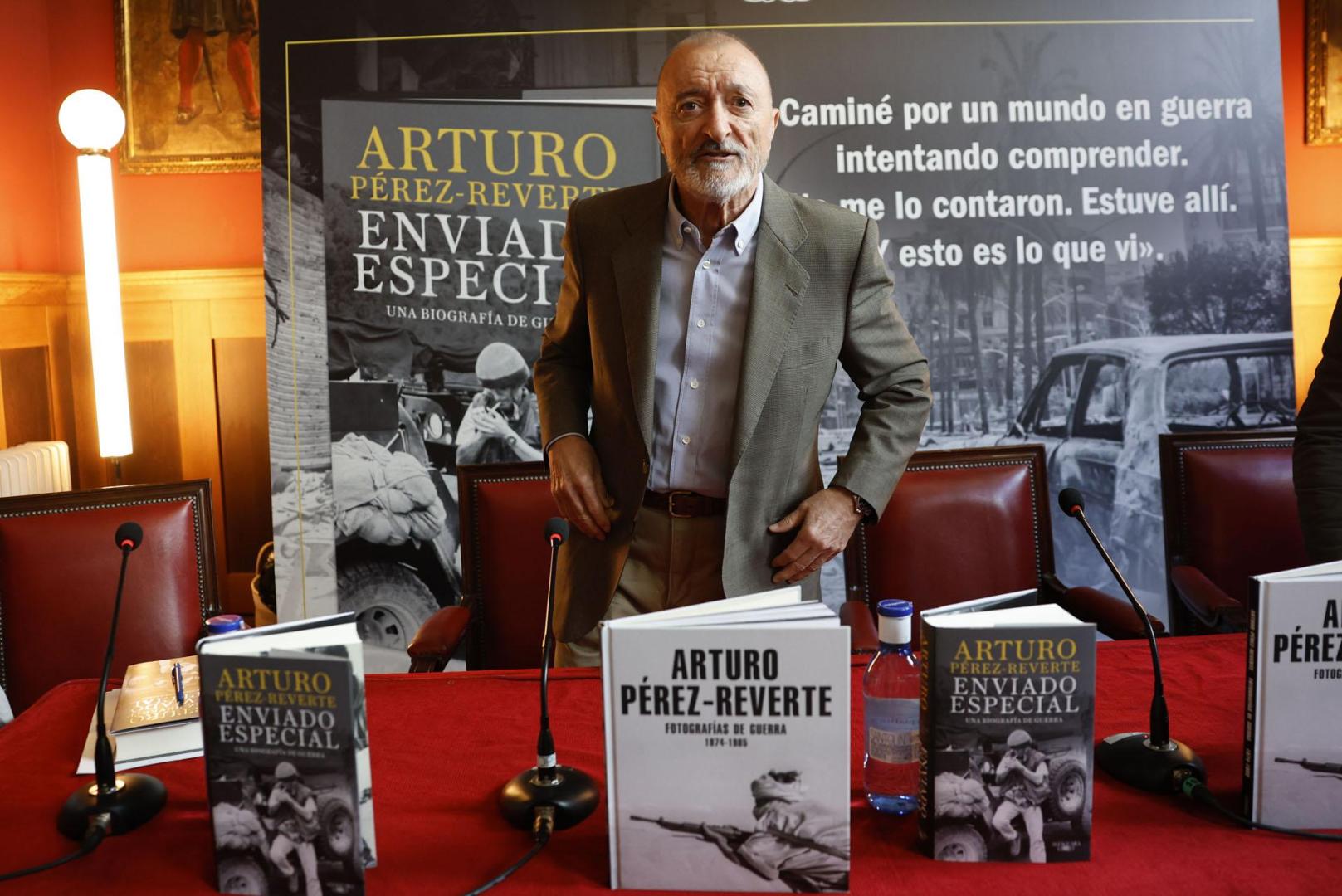 Arturo Pérez-Reverte ha presentado este miércoles su exposición 'Fotografías de guerra' (1974-1985) y el libro 'Enviado especial' (Alfaguara)