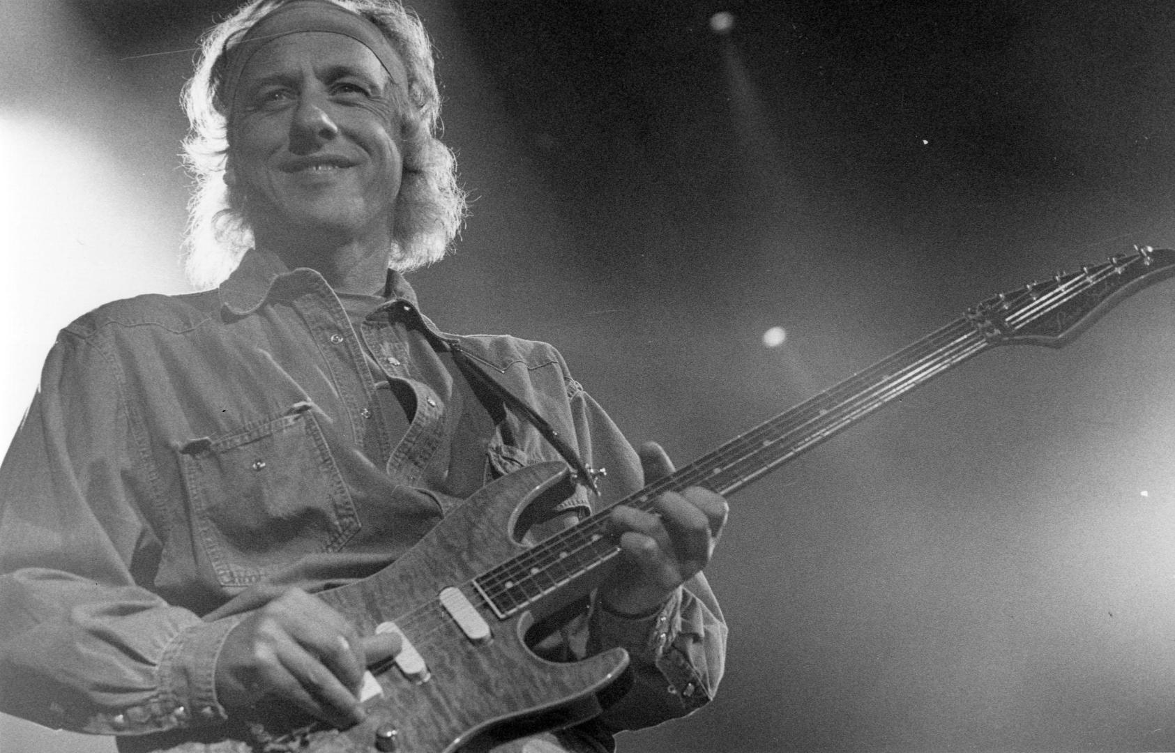 Mark Knopfler, líder de Dire Straits, durante el concierto que la banda británica ofreció en la plaza de toros de Pamplona el 31 de agosto de 1992