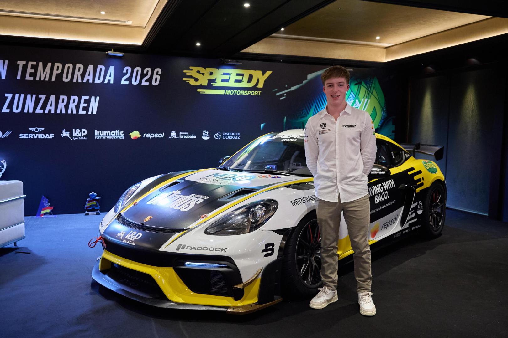 El joven piloto navarro Raúl Zunzarren, en la presentación de su Porsche Cayman con el que competirá en la Iberian Supercars.
