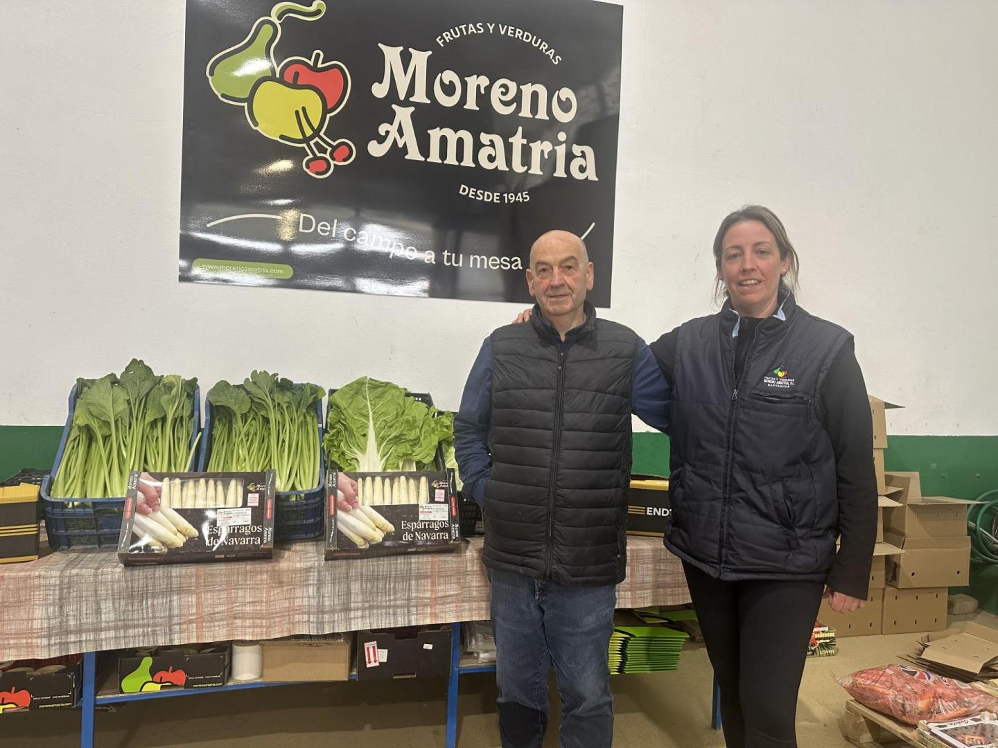 Fermín Moreno y su hija Sara en las naves del negocio familiar de Sartaguda. En el rincón de la imagen se encuentra ahora una pequeña tienda física para poder hacer allí   la cesta de la compra, la última incorporación a una empresa de la que salen cada día camiones para los grandes mercados y pedidos on line a domicilio