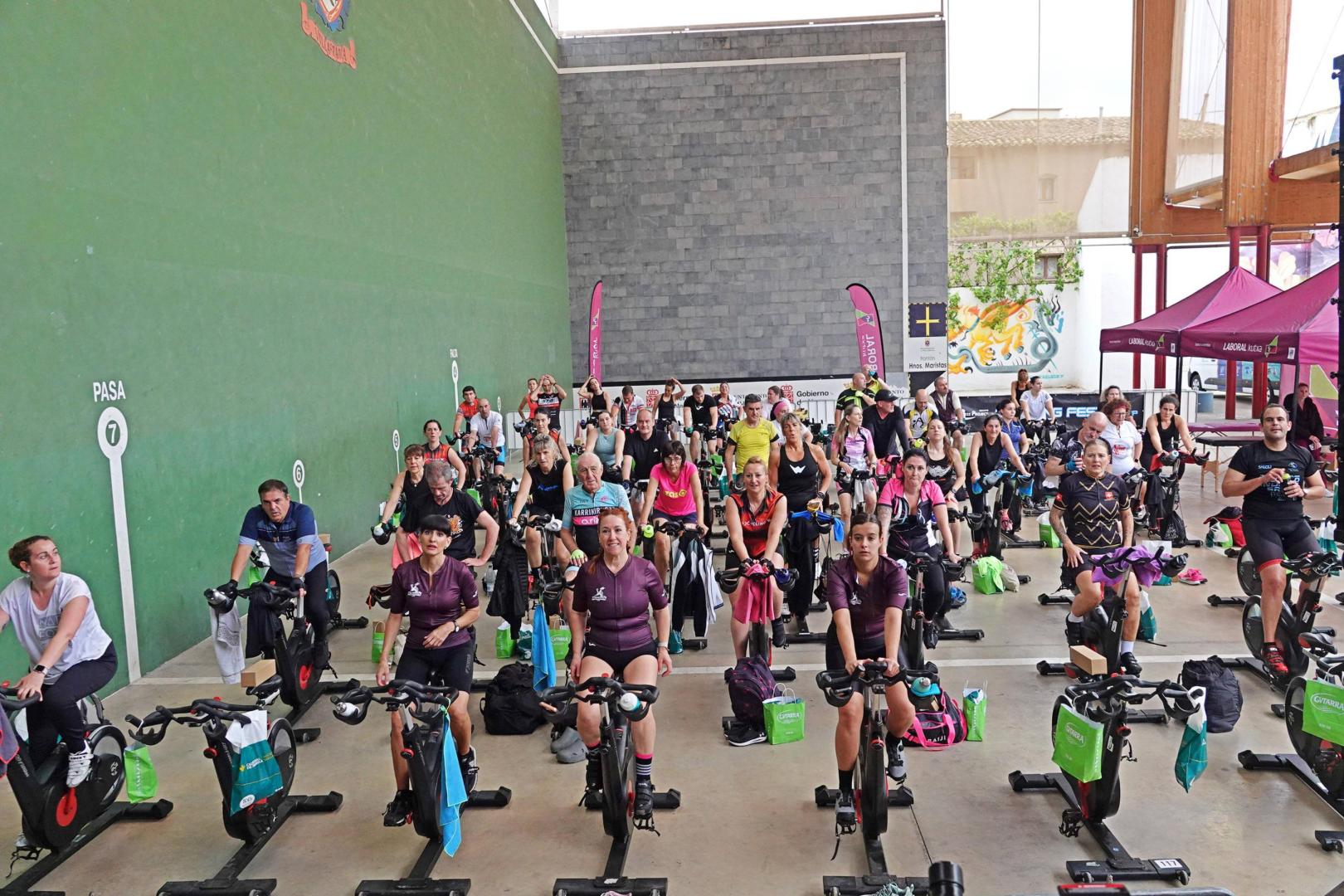 Instante del evento de spinning que tuvo lugar ayer sábado en Villafranca a beneficio de Proyecto Hombre Navarra