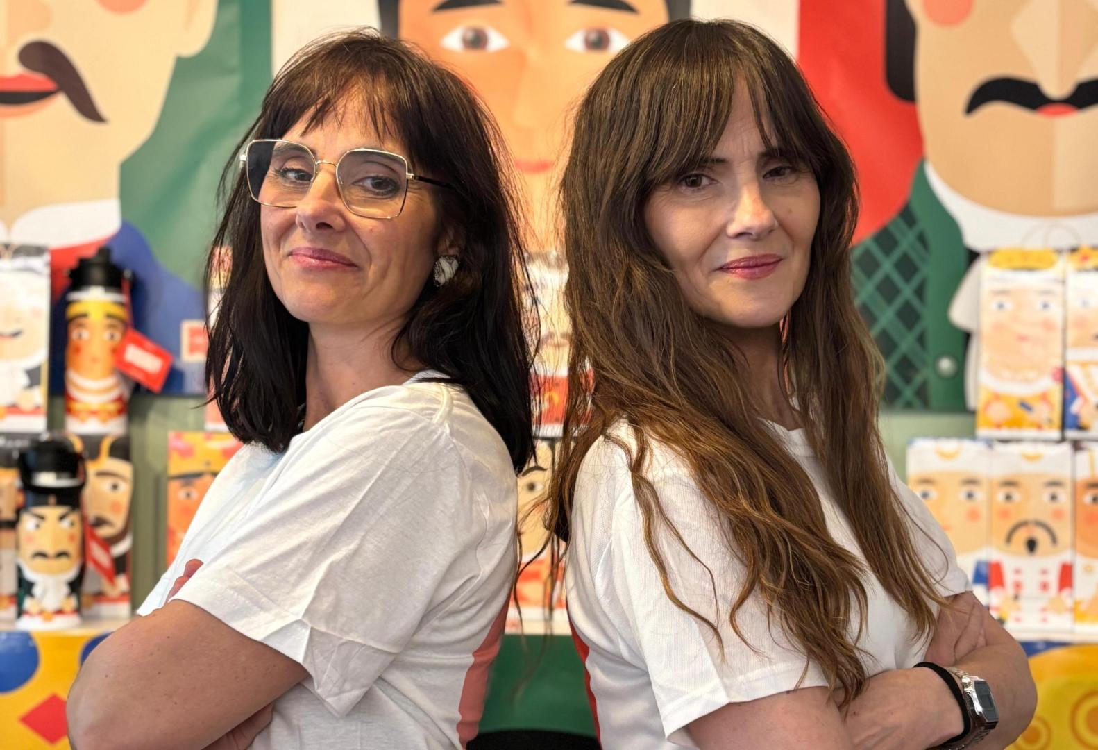 Lupe y Jojo Cruz, con alguno de los productos de Pampúm! detrás de ellas