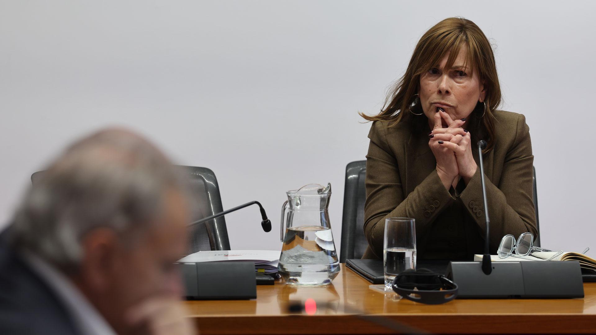 La expresidenta del Gobierno de Navarra Uxue Barkos, durante su comparecencia en la comisión que investiga la adjudicación de obra pública a Servinabar