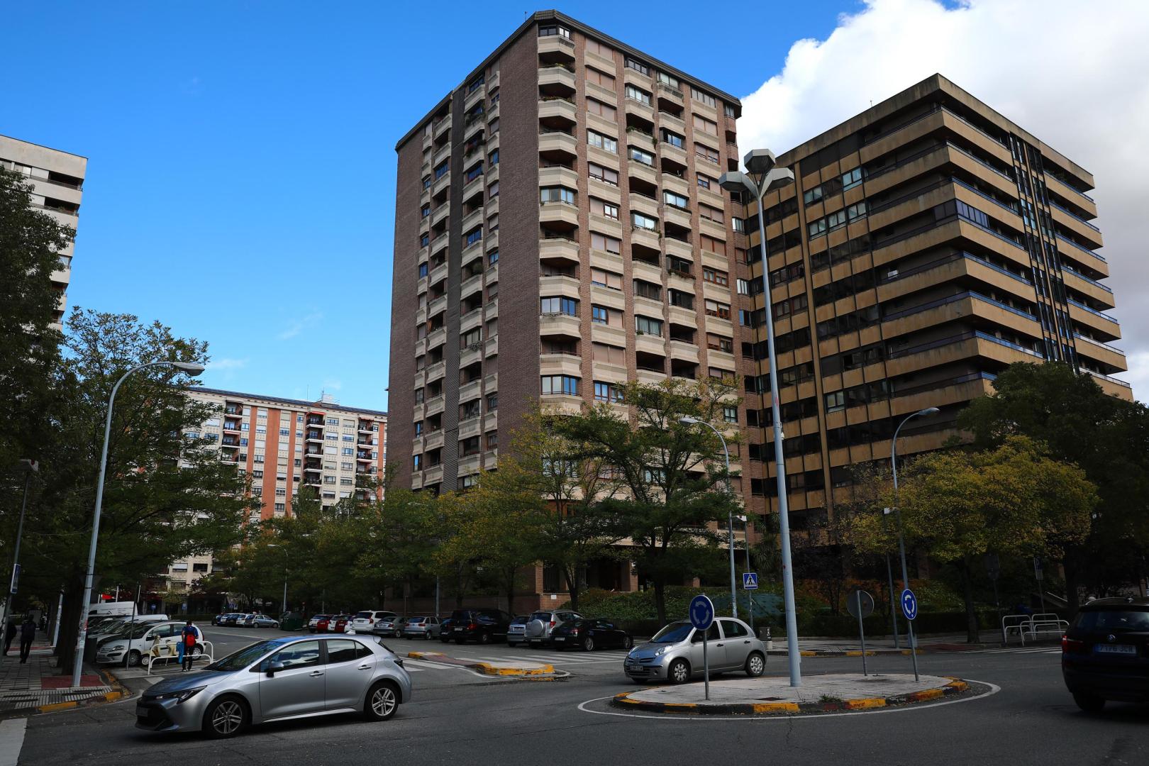 *A: JOSE CARLOS CORDOVILLA *F: 30-10-2023 *P: *L: PAMPLONA *T: BLOQUE DE VIVIENDAS DE LA CALLE IÑIGO ARISTA Nº1. EN UNO DE LOS PISOS SE HA CELEBRADO UN CUMPLEAÑOS MÁS DE 110 PERSONAS Edificio de Íñigo Arista donde se produjo la intervención.