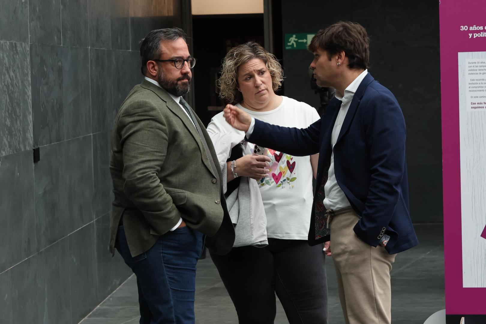 El socialista Javier Remírez; el portavoz de Geroa Bai, Pablo Azcona, y la secretaria de Organización del Partido Socilaista Esther Iso, conversan en el Atrio de la Cámara