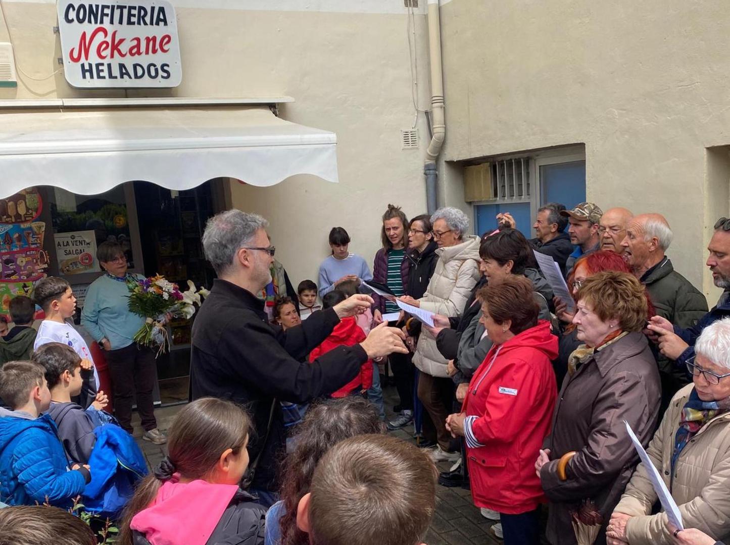 Homenaje en Aoiz a Dolores Echarte Viana (con un ramo de flores en la mano) ante su jubilación al frente de la emblemática tienda de chucherías 'La Lola'