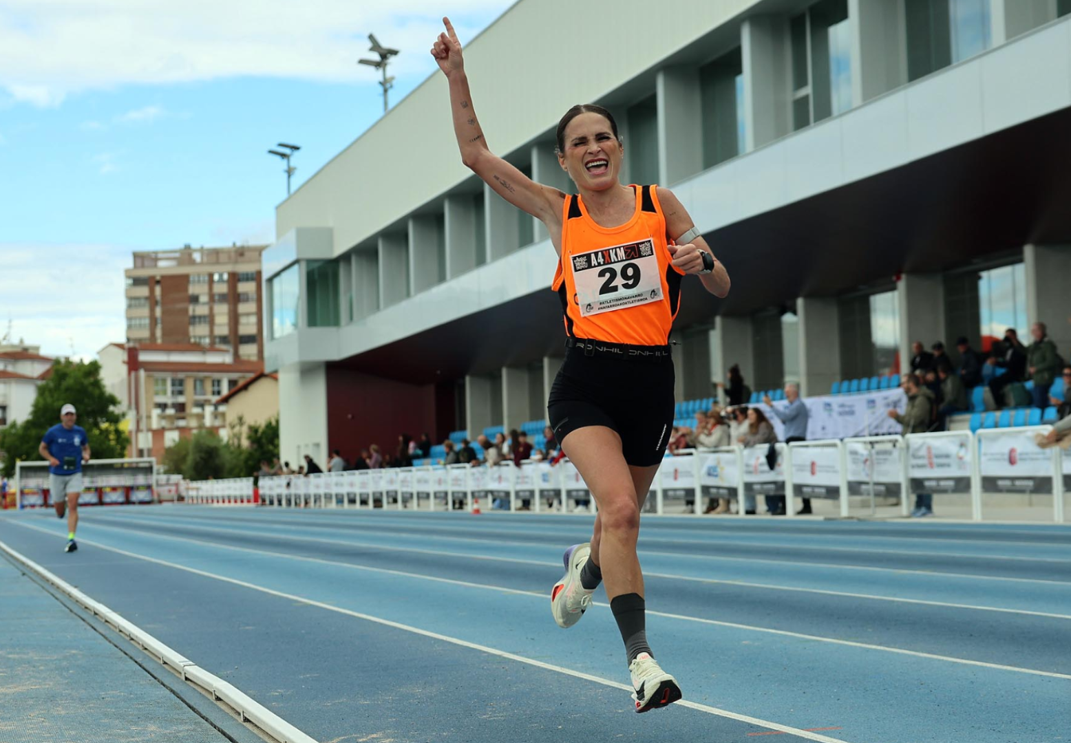 La navarra Estefanía Unzu Ripoll, más conocida como Verdeliss por su faceta de influencer, entrando en el estadio Larrabide durante la Media Maratón Ciudad de Pamplona.