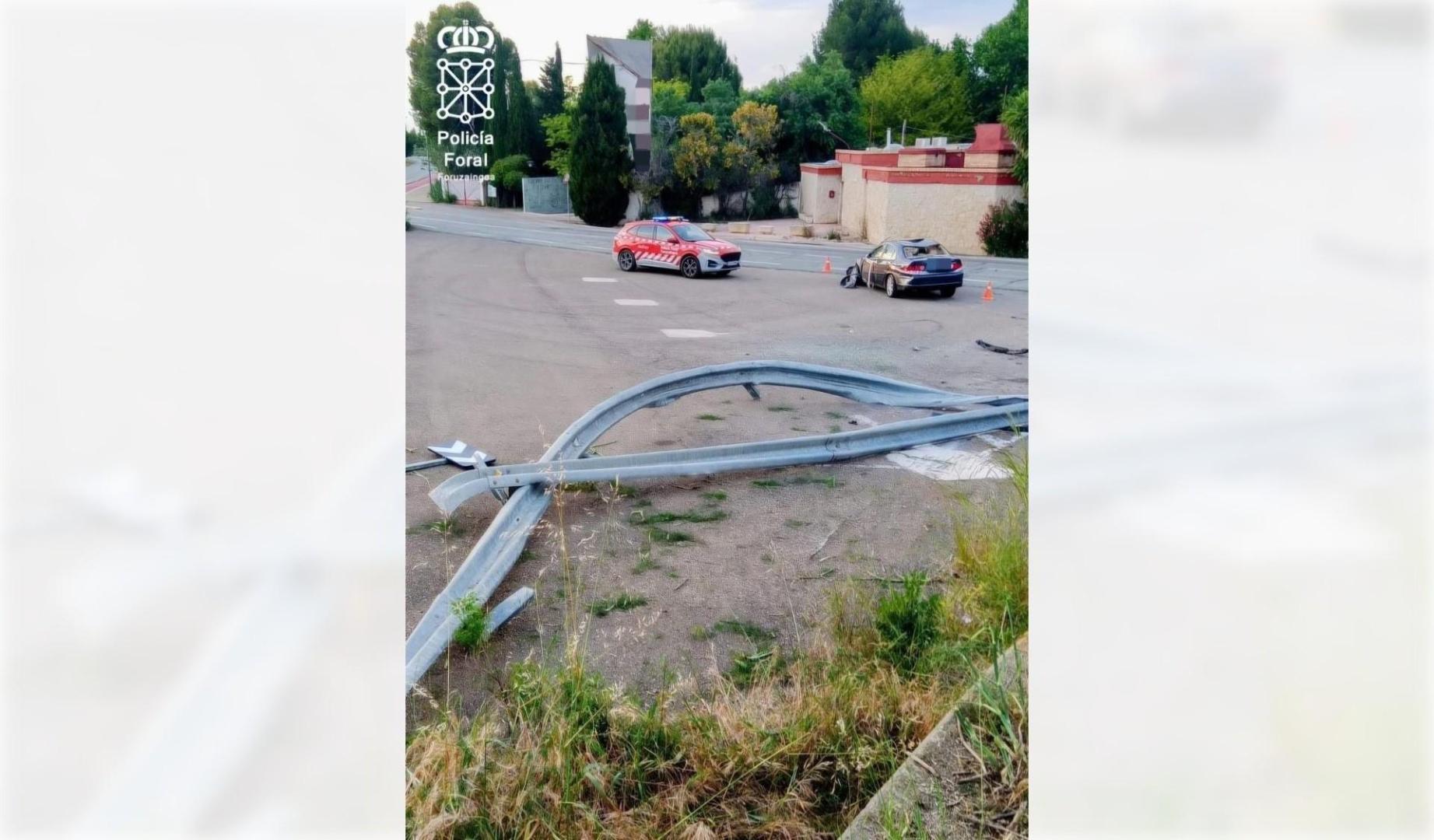 El coche accidentado y, en primer término, los daños causados en la bionda