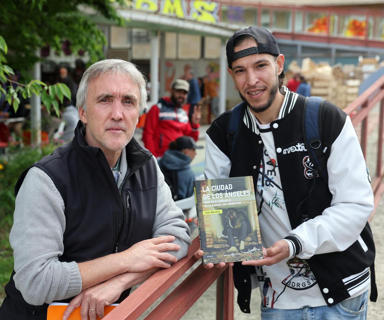 Iván Benítez posa con el libro junto a Aalid, que protagonizó la foto de portada.