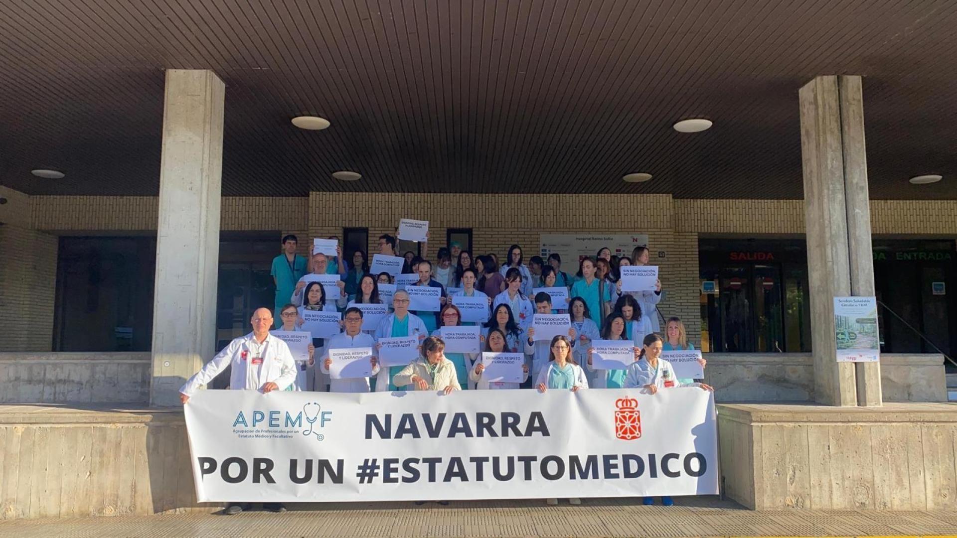 Imagen de los facultativos concentrados esta mañana en Tudela durante la huelga