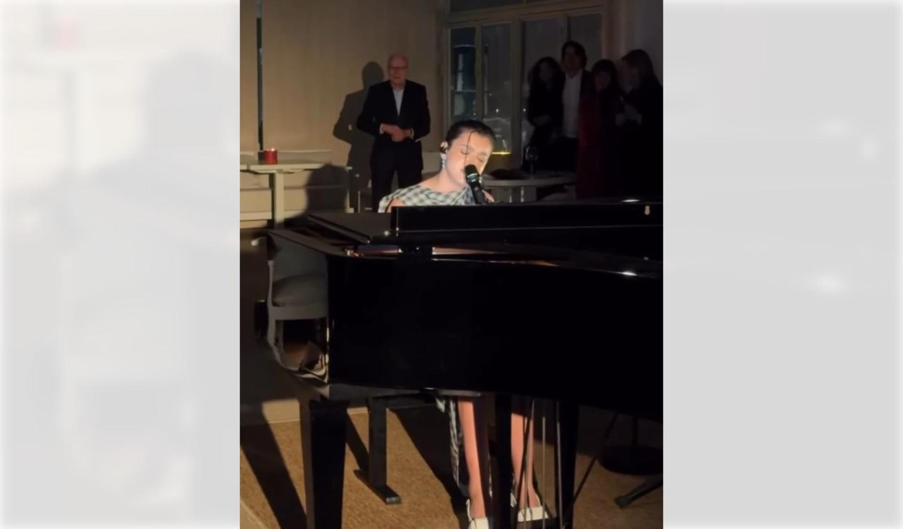Amaia Romero interpreta 'Volver' en el Festival de cine de Cannes