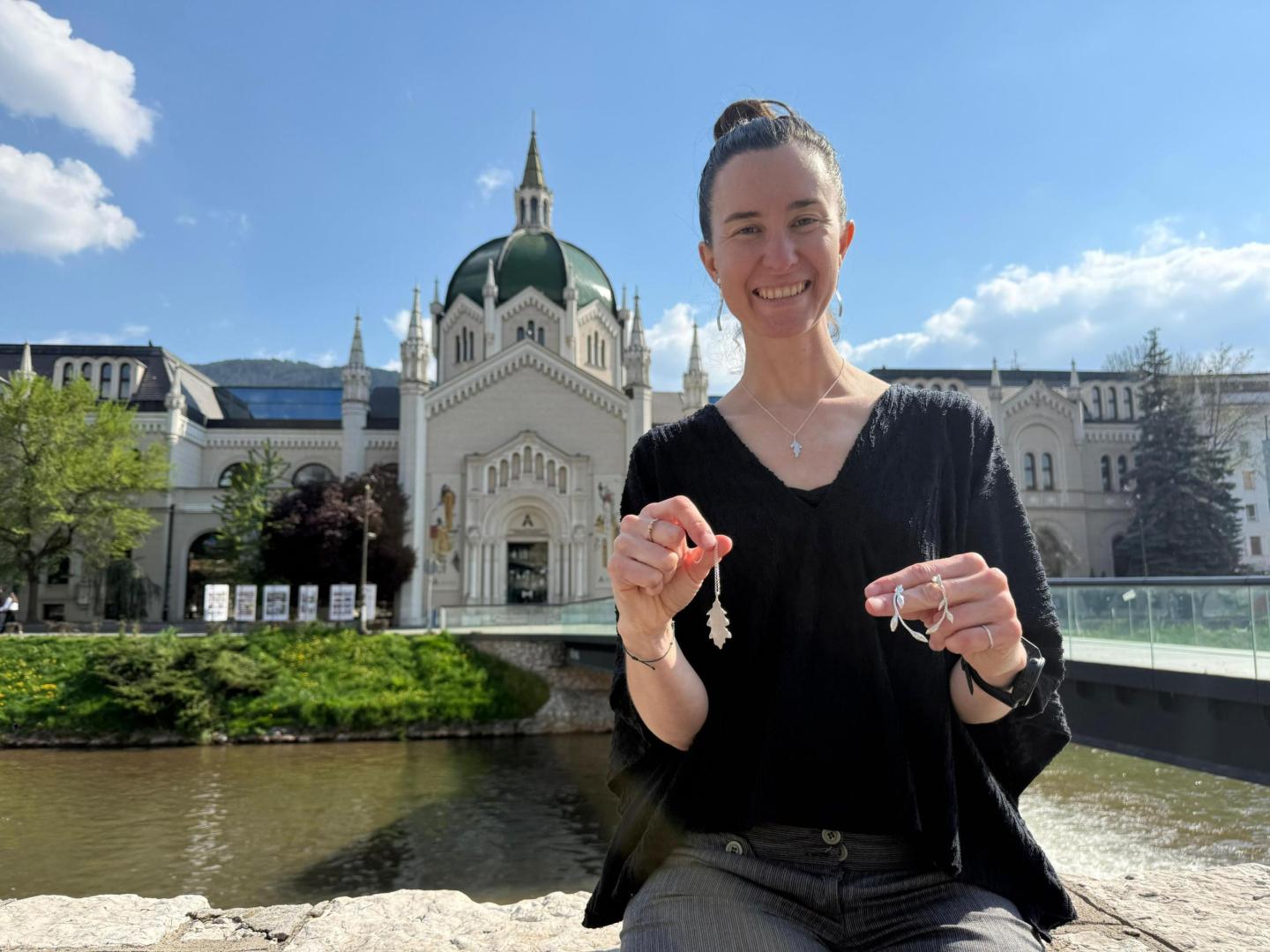Itziar Berruezo Juandeaburre muestra parte de su trabajo delante de la Academia de Bellas Artes de Sarajevo