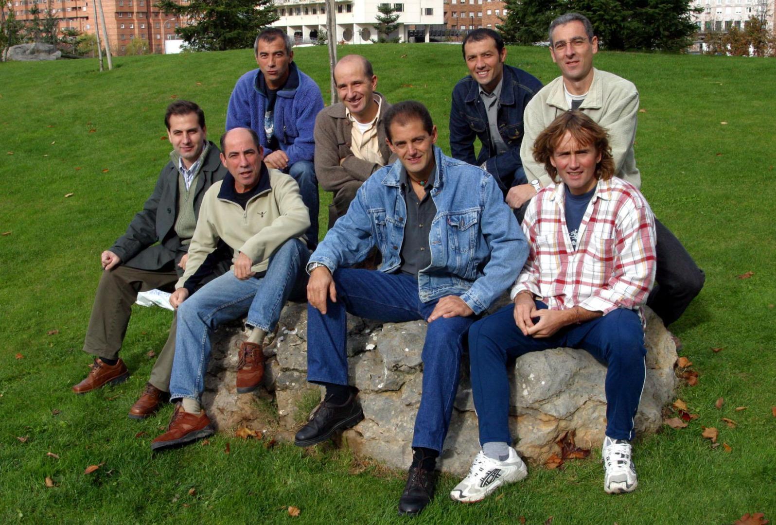 Los montañeros navarros que habían ascendido el Everest en un encuentro realizado en el parque Yamaguchi en 2002. De izquierda a derecha: Pachi Fernández, 'Pitxi' Eguillor, José Mari Oñate, Mikel Reparaz, Patxi Goñi, Mikel Álvarez, Pedro Tpus e Iñaki Ochoa de Olza