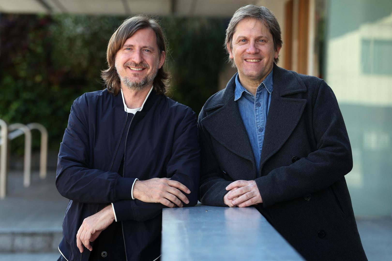 Eduardo Laporte (izquierda) e Iñaki Arbilla, dos vidas separadas por un río, posan en la calle González Tablas de Pamplona