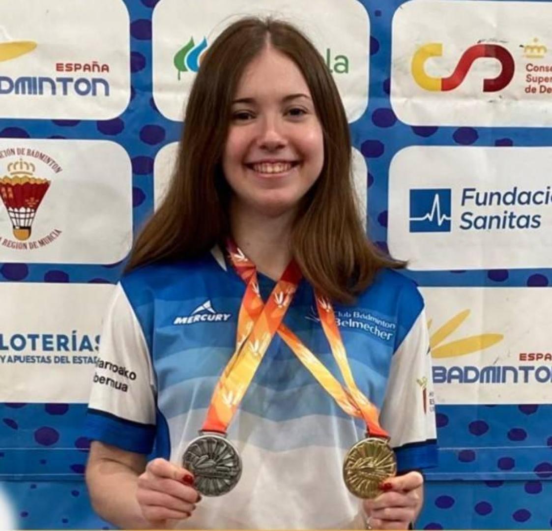 Amaia con las medallas de oro y plata conseguidas en el pasado Campeonato de España de bádminton.