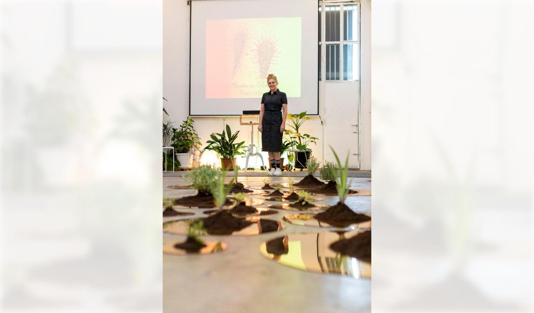 Monika Aranda, este sábado en La Fábrica de Gomas de Pamplona, ante su instalación de planta viva antes de ser trasplantada al césped exterior