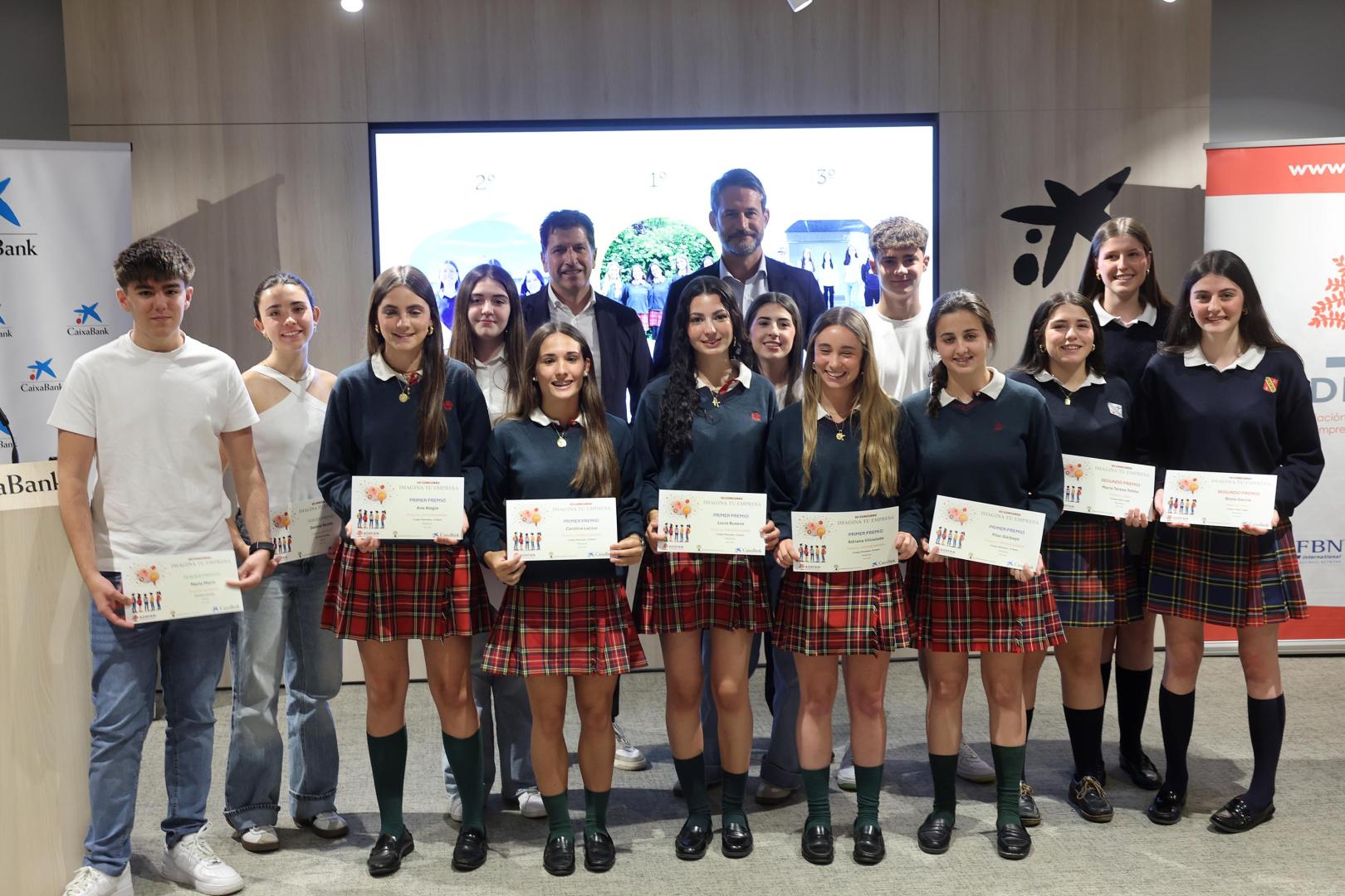 Los alumnos del IES Ribera del Arga, Miravalles-El Redín e Irabia-Izaga ganadores del concurso ‘Imagina tu empresa’ junto a Iñaki Ecay y Carlos Sánchez Mitelbrum.