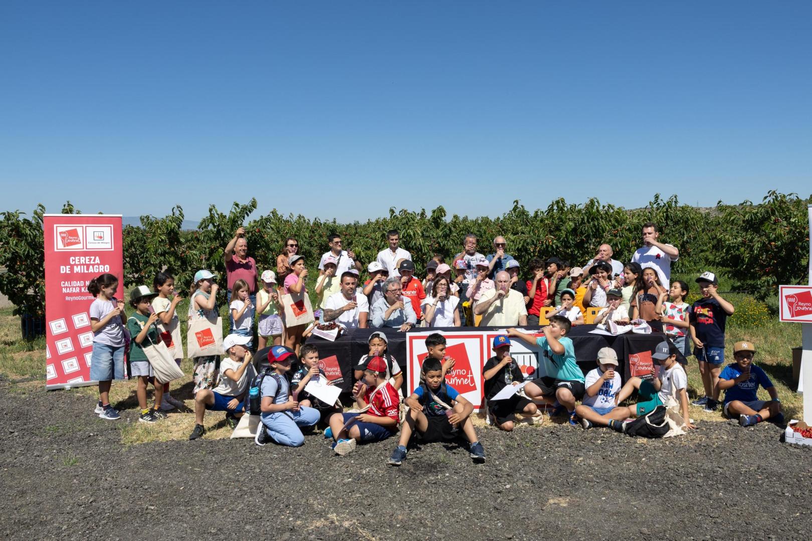 Alumnos del colegio público de Milagro, autoridades, y otros invitados brindaron con ‘smoothie’ de cereza durante el acto celebrado ayer como inicio oficial de la campaña