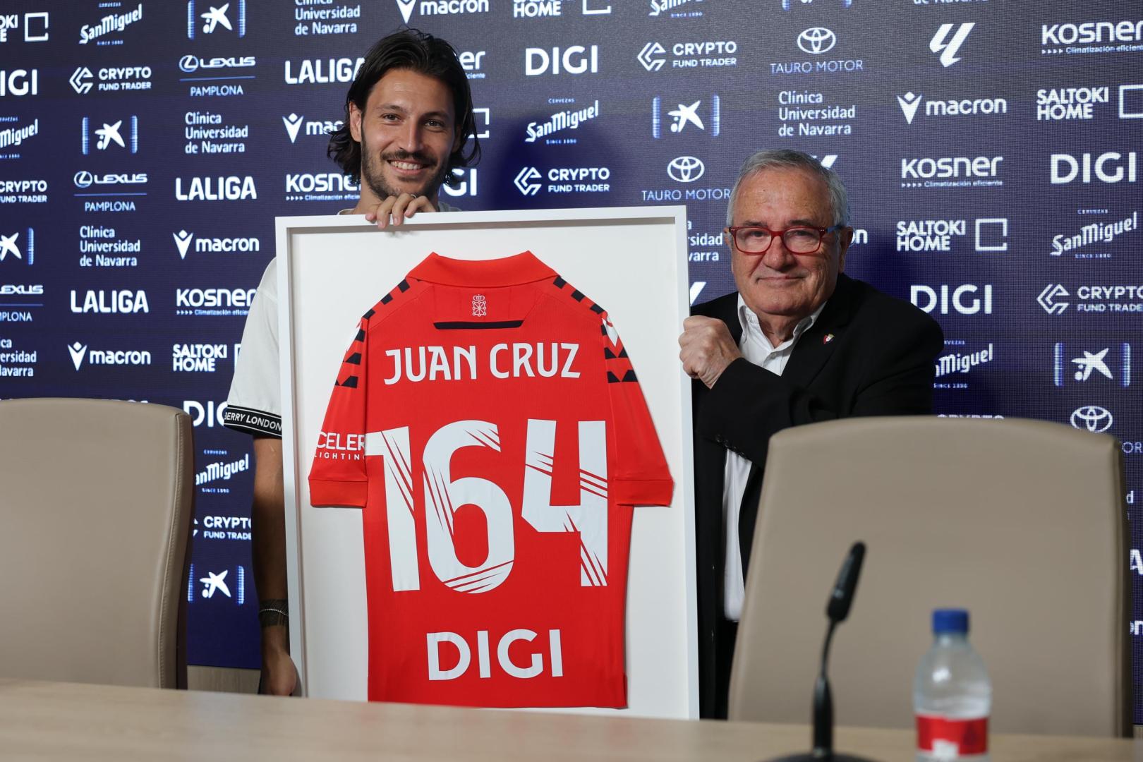 Juan Cruz, junto a Luis Sabalza, con la camiseta que reconoce sus 164 partidos con Osasuna