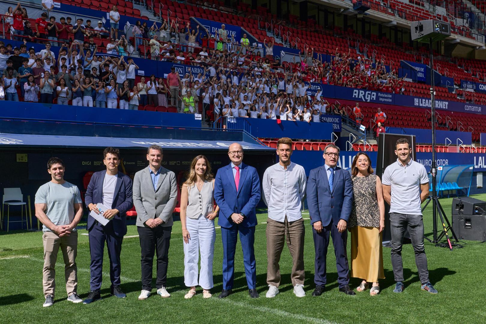 700 alumnos de 17 colegios navarros celebraron el fin del curso ‘Aula Empresa’ de CEN, al que acudieron Javier Gómez, Roberto Torres, Irene Echeverría y Jorge Luengo.