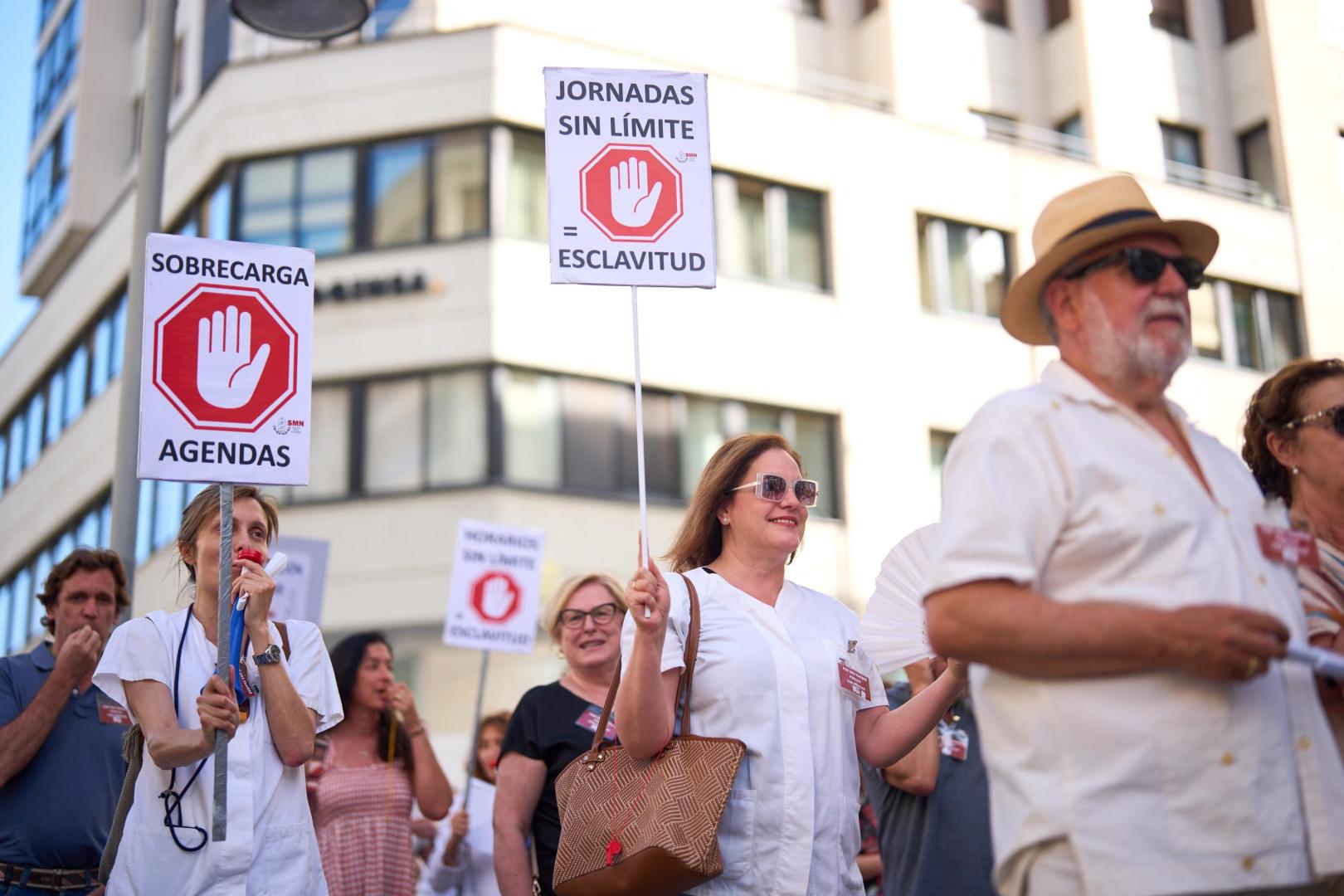 Manifestación de médicos por las calles de Pamplona este miércoles