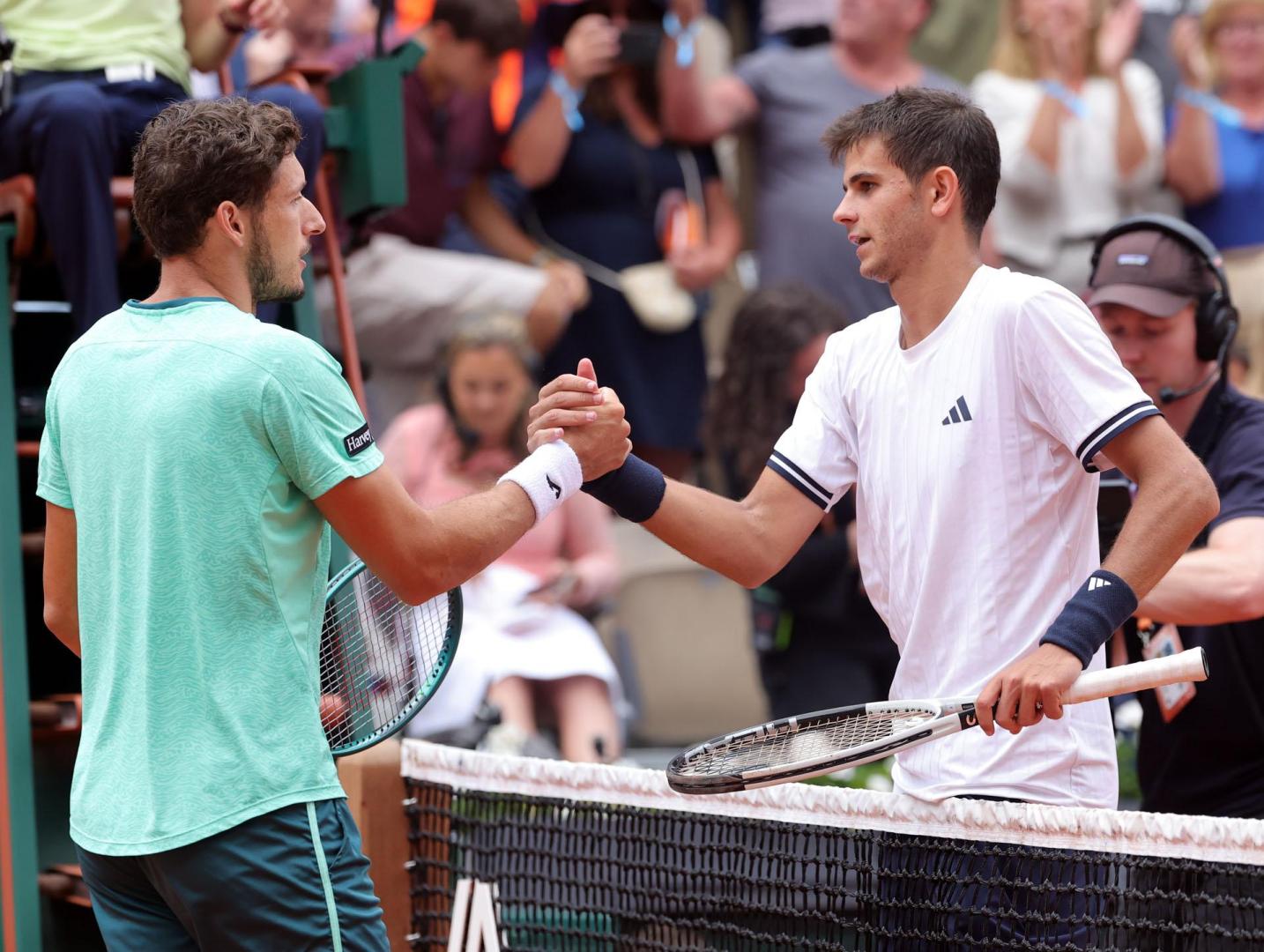 Saludo entre Rafa Jódar (derecha) y Pablo Carreño (izquierda) al finalizar el partido