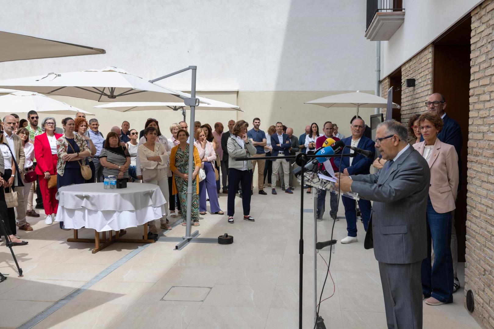 El presidente de ADISCO, Valentín Carranza, durante su discurso en el patio de los pisos