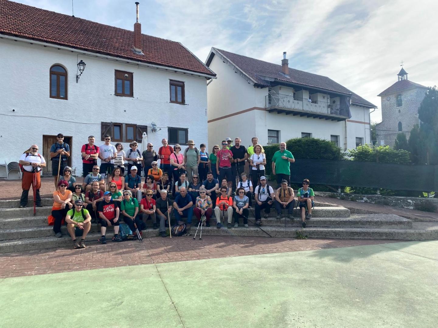 Montañeros participantes en la especial salida por la cañada en el valle de Aezkoa