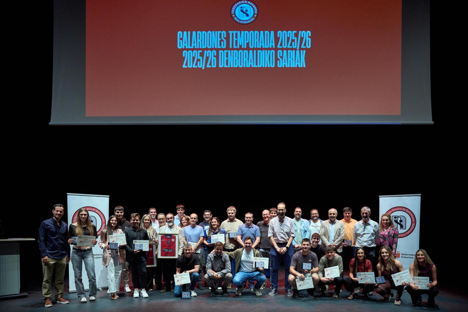 Los diferentes galardonados en la gala, junto a los autoridades en la foto final con la que ha acabado la ceremonia