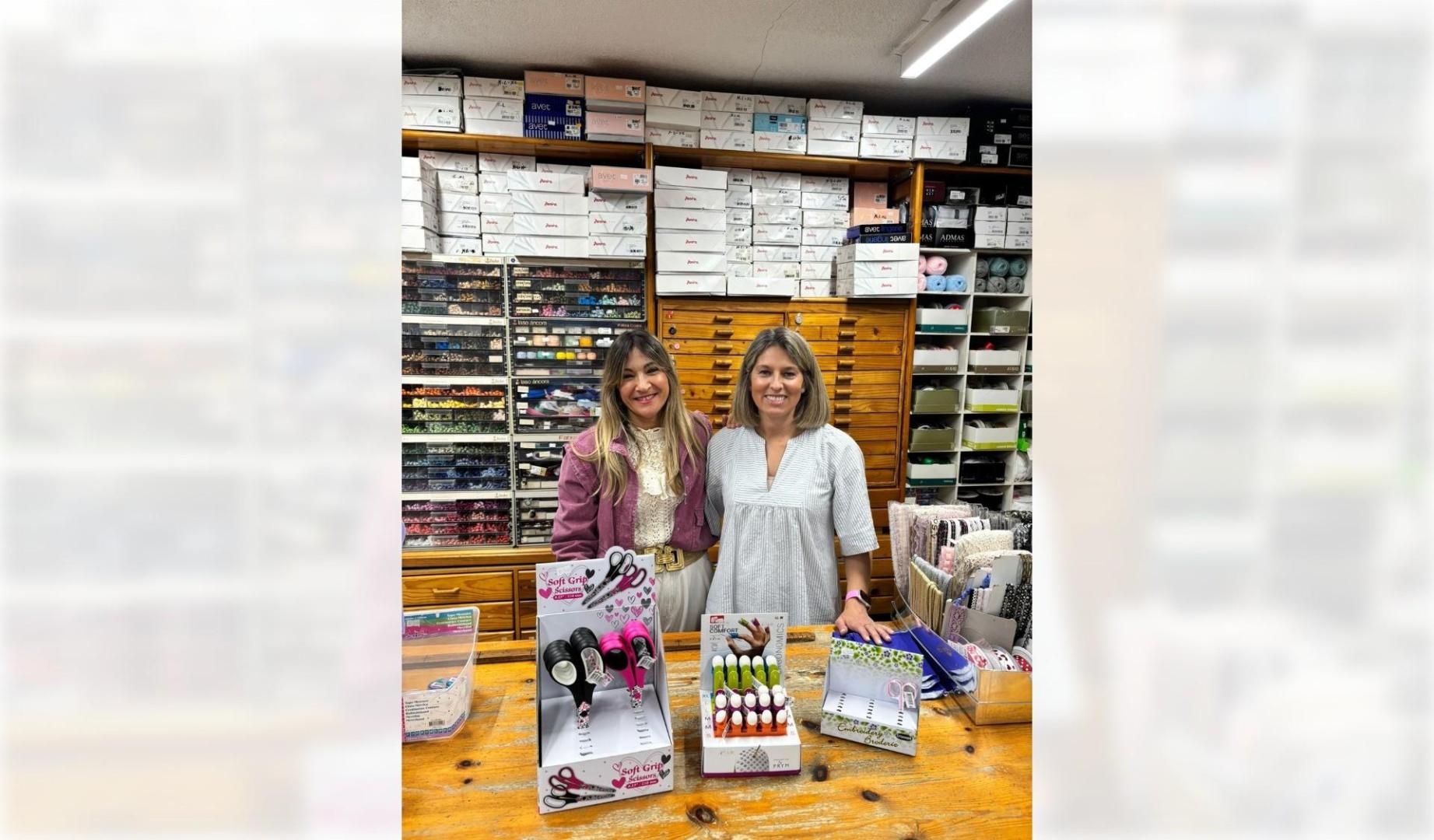 Sheila Andrés y Laura Martín, en el interior de mercería Rise