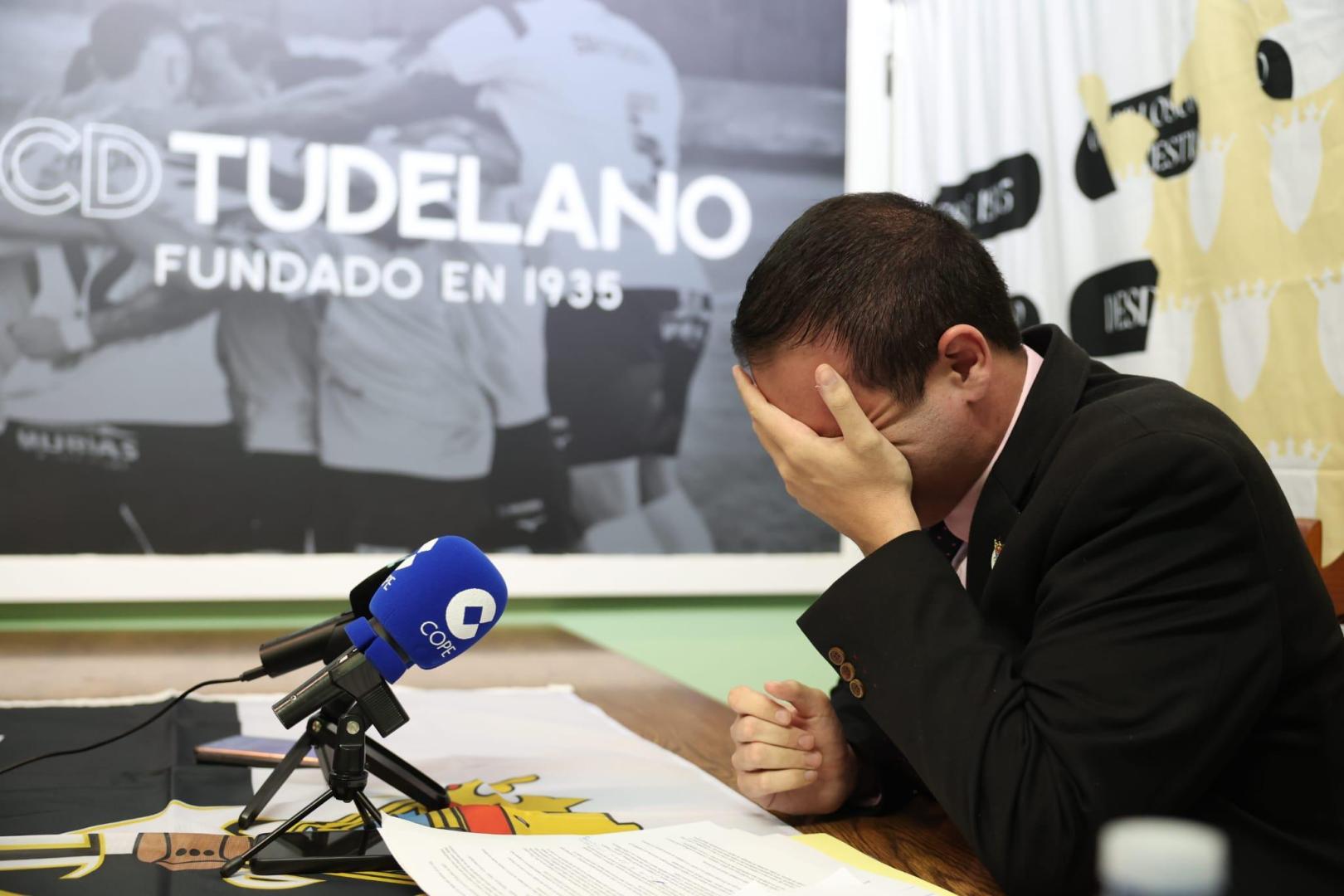 Ramón Lázaro se ha despedido entre lágrimas esta mañana del Tudelano