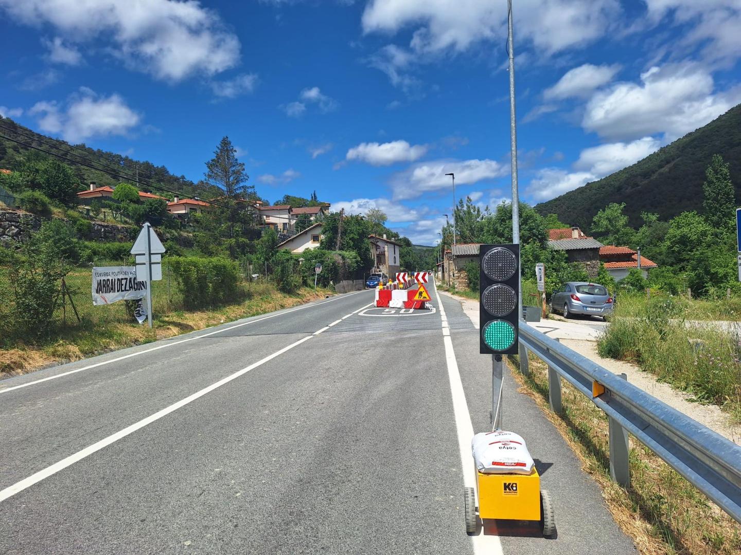 El paso del tráfico ha quedado regulado con semáforos mientras dure la obra en la travesía de Zuriain