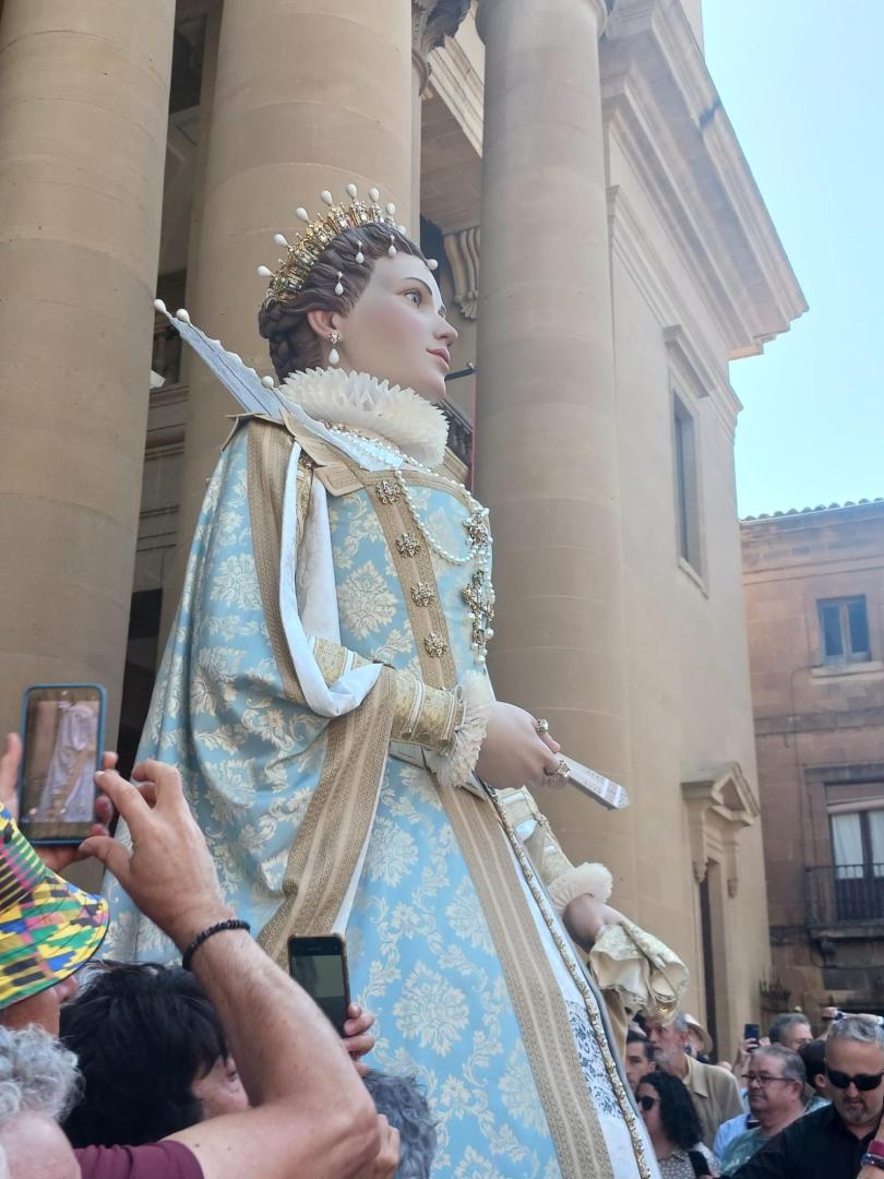 Los gigantes de la catedral encabezan la procesión