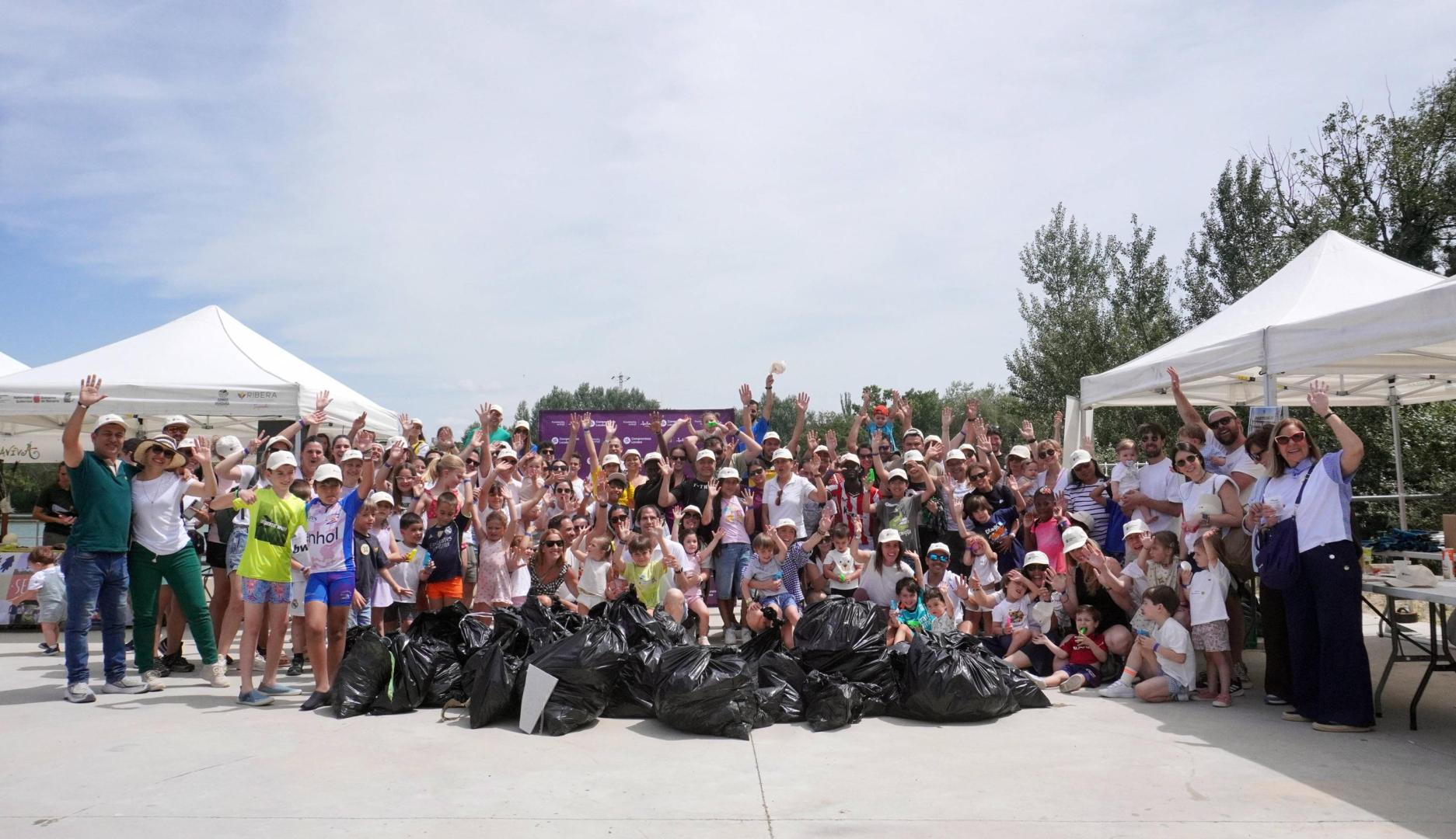 Imagen de algunos de los voluntarios que participaron en la IV Limpieza del Ebro en Tudela organizada por la Fundación Enhol y la empresa Jata Electrodomésticos