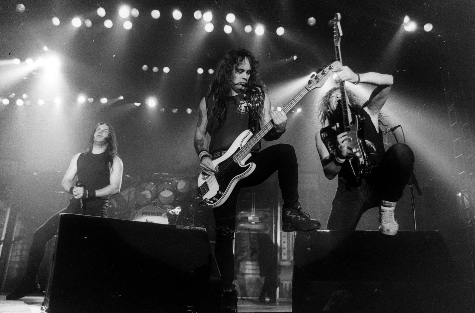 Las dos nuevas incorporaciones de Iron Maiden, Blaze Bayley y Janick Gers, a ambos lados de su fundador, Steve Harris, durante el concierto en Anaitasuna