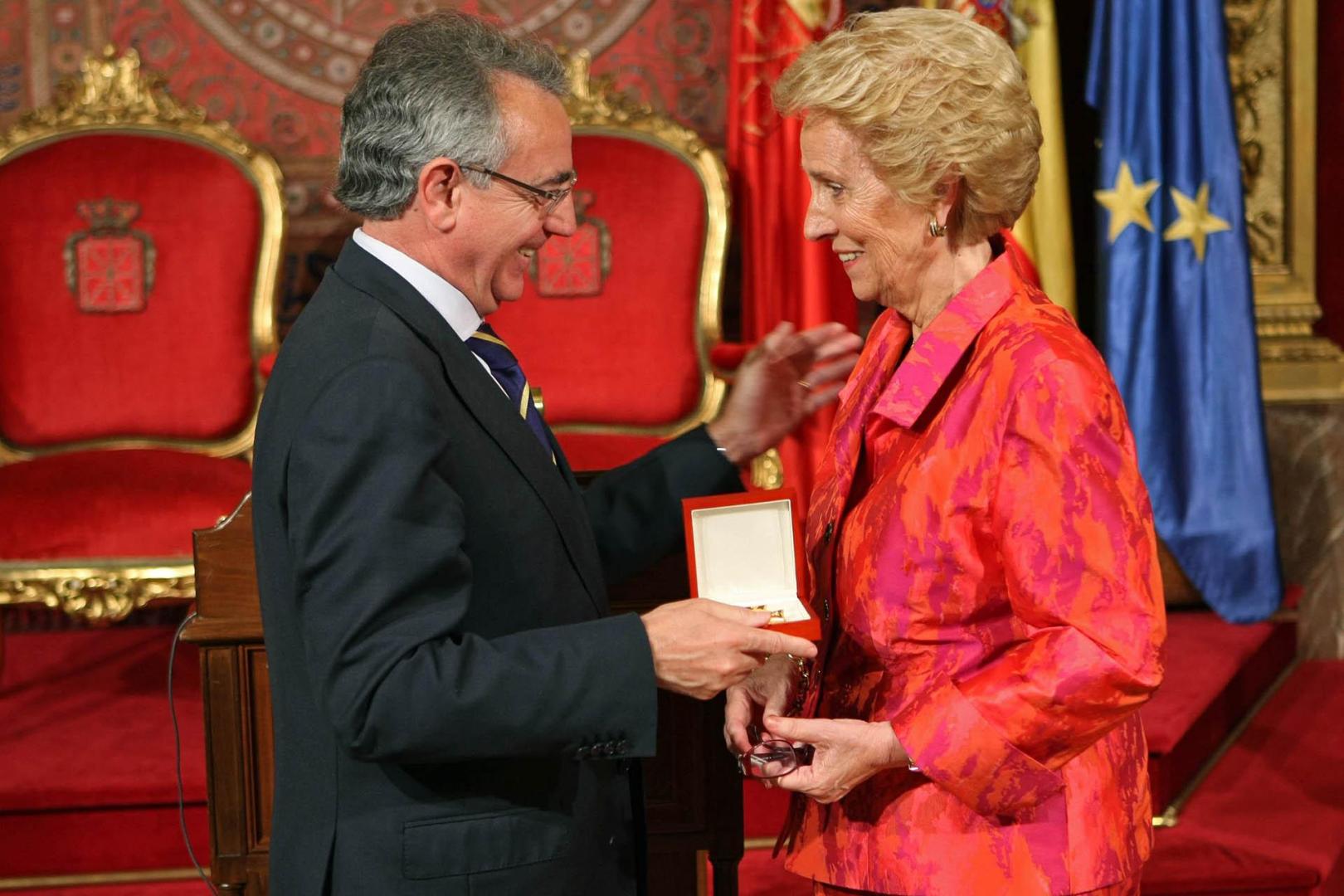 En 2010 recibió la Cruz de Carlos III de manos de Miguel Sanz