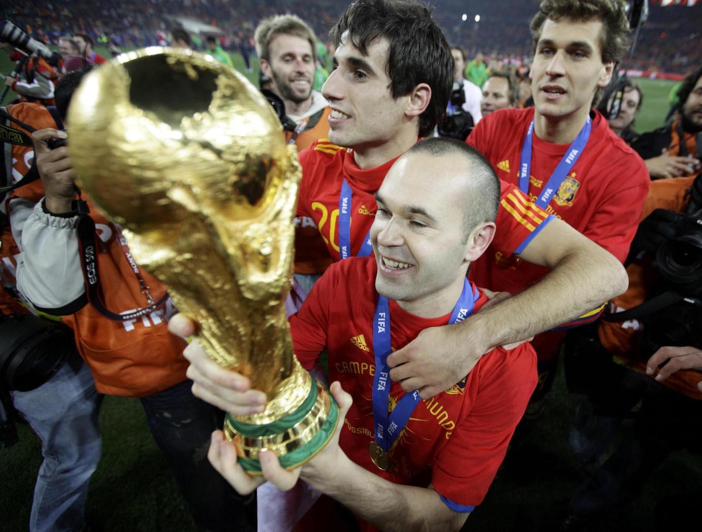 Javi Martínez, con Andrés Iniesta tras proclamarse campeón del mundo en Sudáfrica 2010