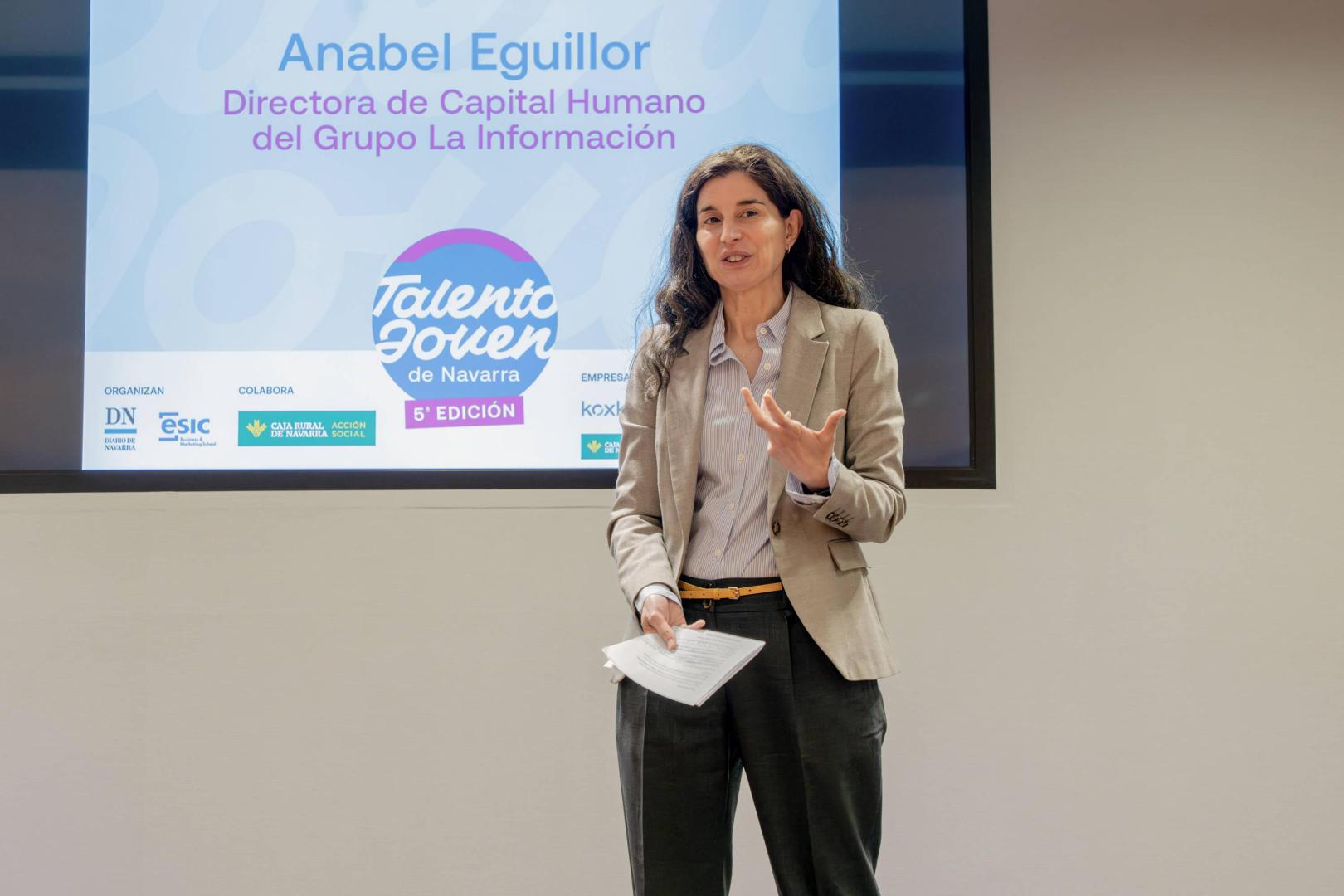 Anabel Eguíllor, directora de Capital Humano de Grupo La Información, durante la presentación de Talento Joven de Navarra 2026