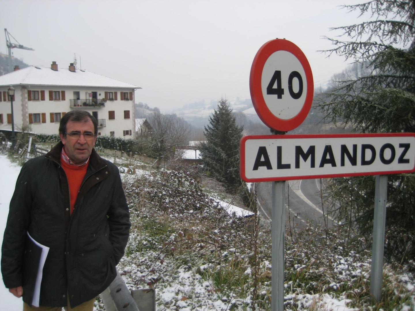Luis Roldán Astiz, en una imagen de años atrás obtenida en la entrada de su pueblo, Almandoz.