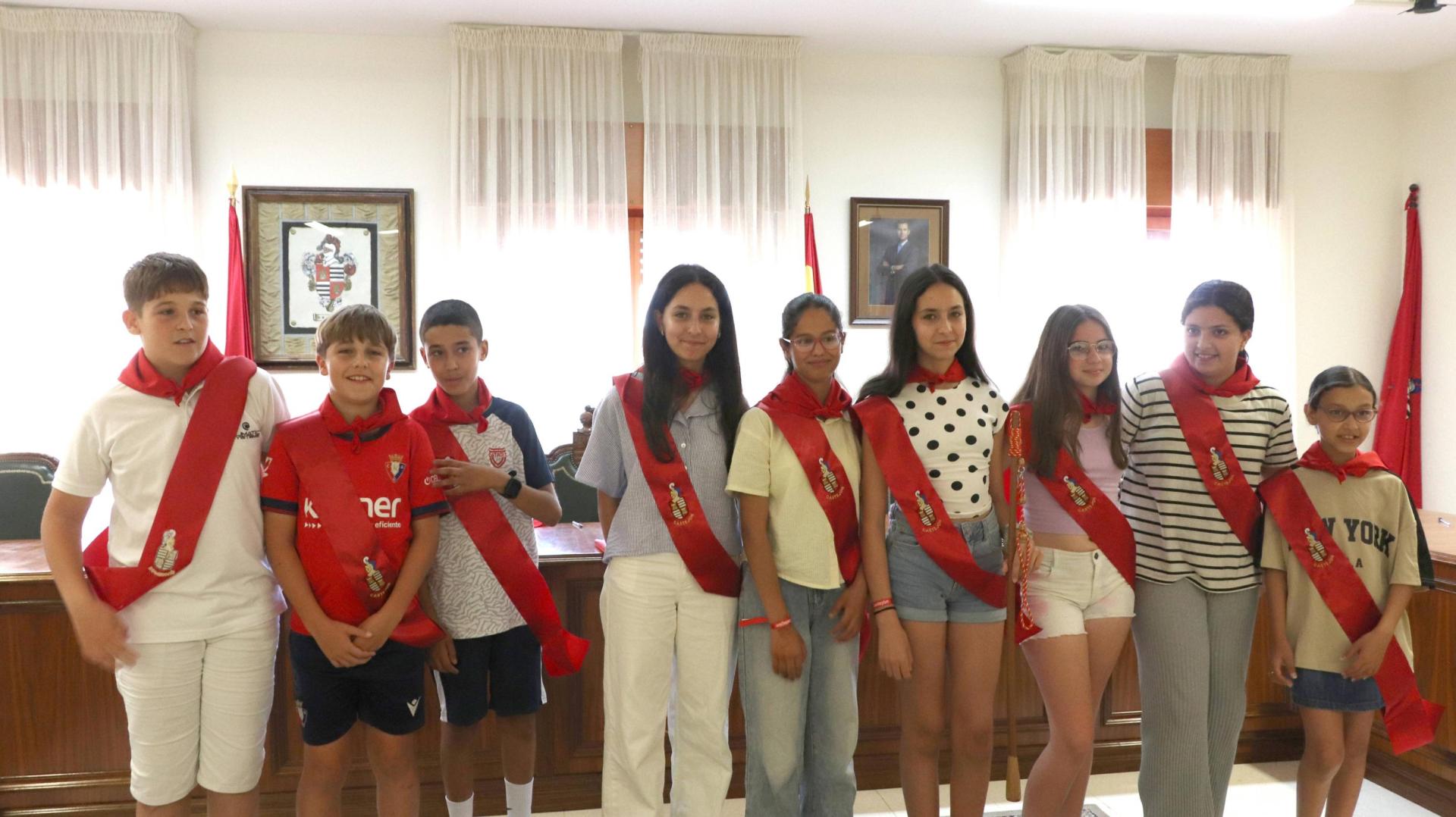 Rim El Merrakchi -cuarta por la derecha-, junto a sus compañeros de la Corporación Infantil de Castejón 2026